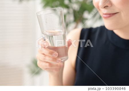 女性　ビューティー　水 103390846