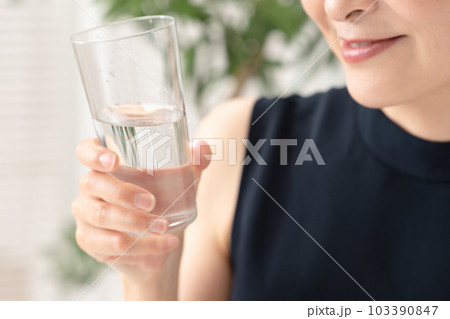 女性 ビューティー 水 女性 ビューティー 水 103390847