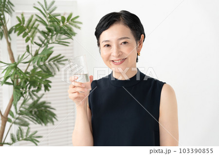 女性 ビューティー 水 女性 ビューティー 水 103390855