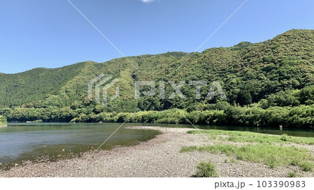 新緑と青空に彩られた四万十川〈佐田沈下橋上流/高知県〉 新緑と青空に彩られた四万十川〈佐田沈下橋上流/高知県〉 103390983