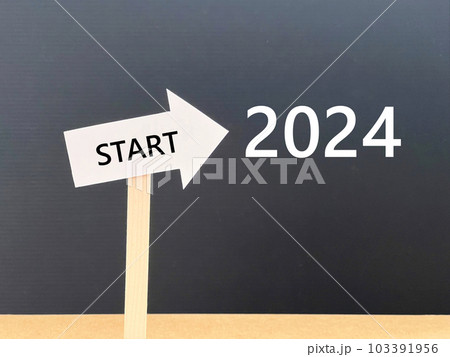 START文字入り矢印の道しるべと2024の文字入り黒背景 103391956