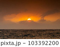 夕日 夕焼け 夕暮れ 103392200