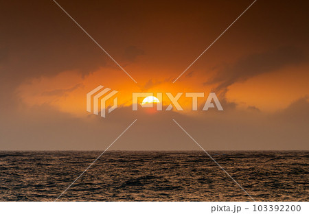 夕日 夕焼け 夕暮れ 103392200