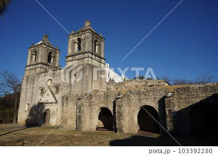 テキサス州サンアントニオ　ミッションズ国立歴史公園　伝道所の外観 103392280