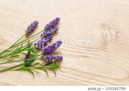 ラベンダーと木目背景 ラベンダーと木目背景 103392706
