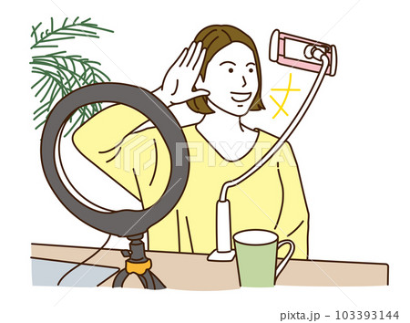 スマートフォンで動画配信をする若い女性 スマートフォンで動画配信をする若い女性 103393144