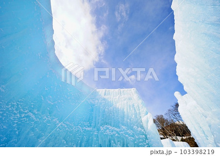 冬の北海道イベント 支笏湖 氷濤まつり 氷のオブジェ 冬の北海道イベント 支笏湖 氷濤まつり 氷のオブジェ 103398219