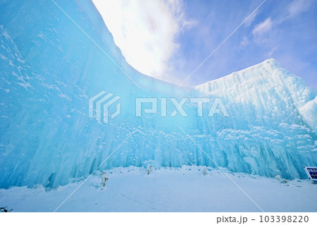 冬の北海道イベント 支笏湖 氷濤まつり 氷のオブジェ 冬の北海道イベント 支笏湖 氷濤まつり 氷のオブジェ 103398220