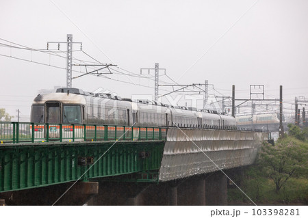 【関西本線】雨の中名古屋駅へ向かう南紀4号 【関西本線】雨の中名古屋駅へ向かう南紀4号 103398281