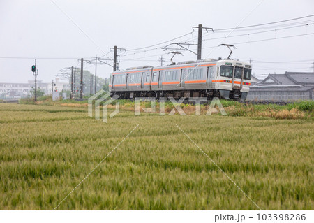 【関西本線】雨の中名古屋駅へ向かう普通列車 103398286