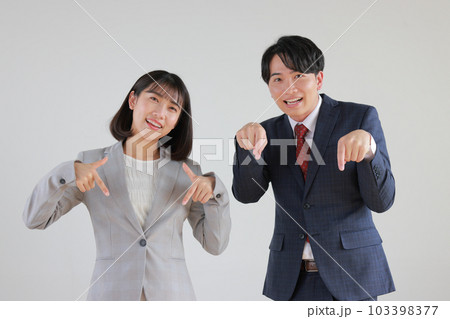下を指さすビジネスウーマンとビジネスマン_1 103398377