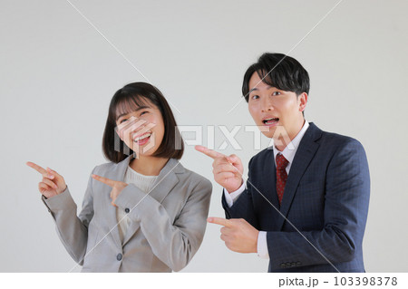 横を指さすビジネスウーマンとビジネスマン_1 103398378