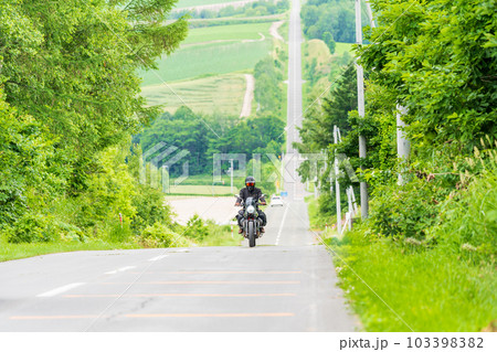 「北海道」ジェットコースターの道を疾走するバイカー・かみふらの八景 「北海道」ジェットコースターの道を疾走するバイカー・かみふらの八景 103398382