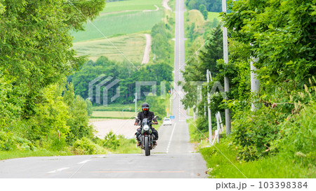 「北海道」ジェットコースターの道を疾走するバイカー・かみふらの八景 103398384