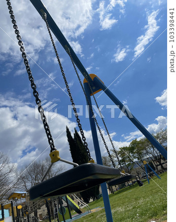 いくつになっても乗ってみたくなる公園のブランコ 103398441