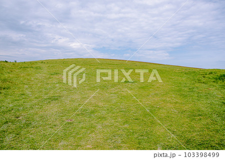 原っぱと空の景色 原っぱと空の景色 103398499