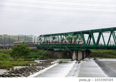 【関西本線】雨の町屋川橋梁を通過する南紀83号 【関西本線】雨の町屋川橋梁を通過する南紀83号 103398584