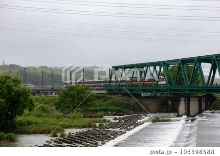 【関西本線】雨の町屋川橋梁を通過する南紀82号 【関西本線】雨の町屋川橋梁を通過する南紀82号 103398588