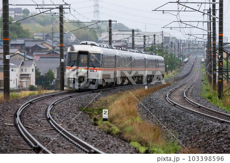 【関西本線】雨の中複線区間を疾走する南紀84号 【関西本線】雨の中複線区間を疾走する南紀84号 103398596