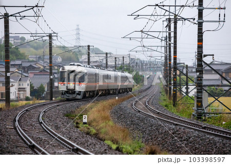 【関西本線】雨の中複線区間を疾走する南紀84号 【関西本線】雨の中複線区間を疾走する南紀84号 103398597