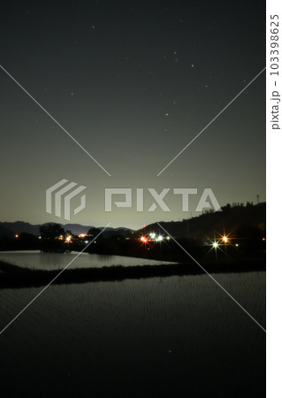 北杜市長坂町、南東の空のさそり座と星空映す水田 103398625