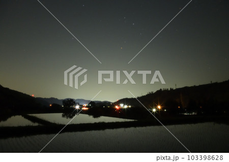 北杜市長坂町、南東の空のさそり座と星空映す水田 103398628