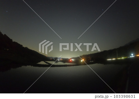 北杜市長坂町、南東の空のさそり座と星空映す水田 103398631