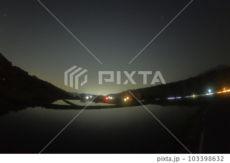 北杜市長坂町、南東の空のさそり座と星空映す水田 103398632