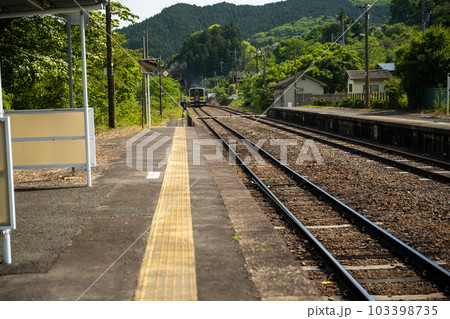 水郡線下小川駅を発車した気動車 103398735