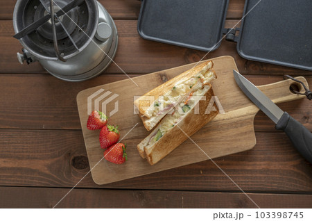 ホットサンドメーカーで作るポテトサラダホットサンド ホットサンドメーカーで作るポテトサラダホットサンド 103398745