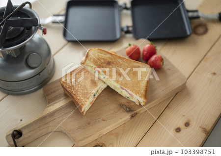 ホットサンドメーカーで作るポテトサラダホットサンド 103398751