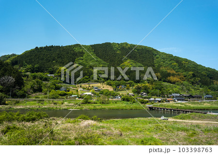 茨城県常陸大宮市久慈川の沈下橋と盛金山　里山の風景 103398763
