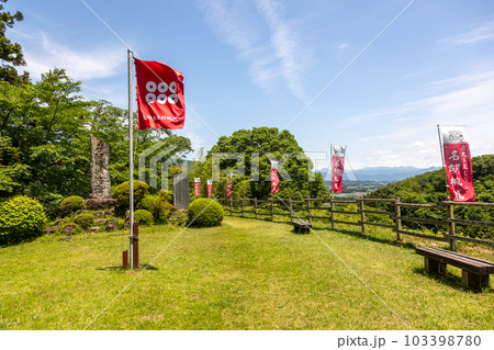 幟旗のはためく名胡桃城址　群馬県みなかみ町 103398780