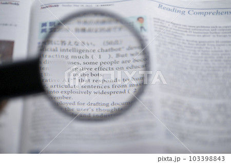 中高年の悩み目の老化老眼 103398843