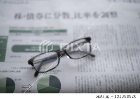 中高年の悩み目の老化老眼 103398920