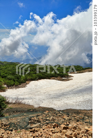 夏の唐松岳の八方尾根にある扇雪渓の風景 ( 2021年7月 長野県 白馬村 ) 夏の唐松岳の八方尾根にある扇雪渓の風景 ( 2021年7月 長野県 白馬村 ) 103399179
