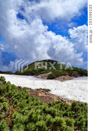 夏の唐松岳の八方尾根にある扇雪渓の風景 ( 2021年7月 長野県 白馬村 ) 夏の唐松岳の八方尾根にある扇雪渓の風景 ( 2021年7月 長野県 白馬村 ) 103399185