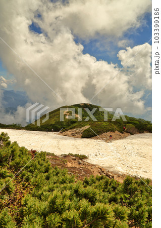 夏の唐松岳の八方尾根にある扇雪渓の風景 ( 2021年7月 長野県 白馬村 ) 夏の唐松岳の八方尾根にある扇雪渓の風景 ( 2021年7月 長野県 白馬村 ) 103399186