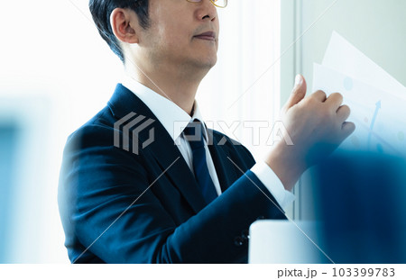 書類を渡すビジネスマン 書類を渡すビジネスマン 103399783