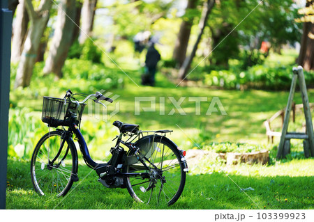 自転車 電動自転車 公園 自転車 電動自転車 公園 103399923