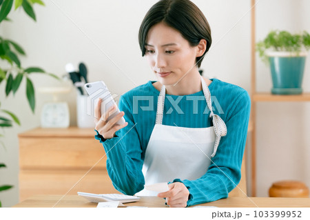 家計を管理する女性 103399952