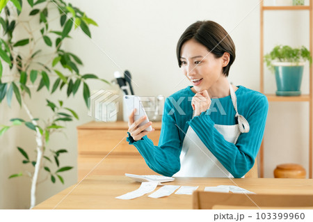 家計を管理する女性 103399960