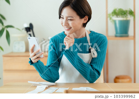家計を管理する女性 103399962