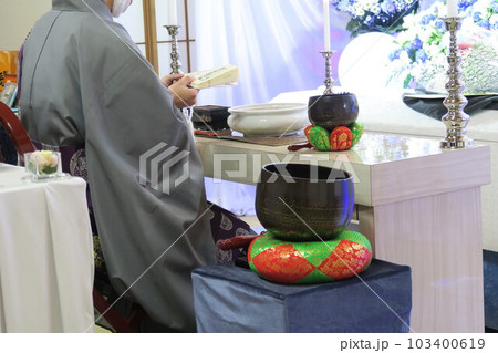 お経を唱える住職 お経を唱える住職 103400619