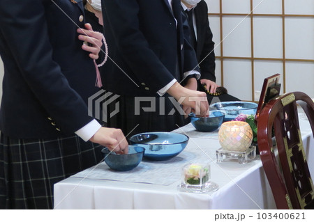 お焼香をする親族 お焼香をする親族 103400621