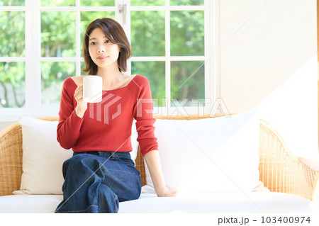 私服の若い女性 リビング  私服の若い女性 リビング  103400974