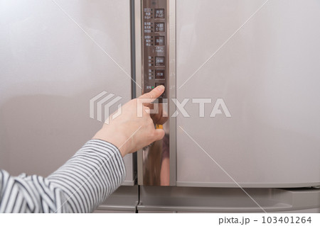 【冷蔵室の温度調整ボタンを押す主婦】 【冷蔵室の温度調整ボタンを押す主婦】 103401264