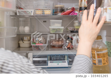 【冷蔵室を物色する主婦】 103401265