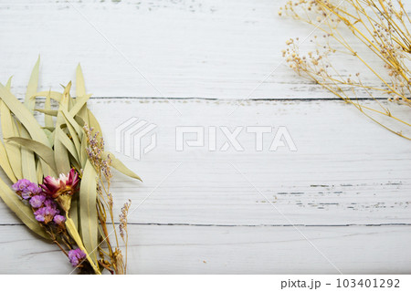 お洒落な花束＆木目背景 103401292