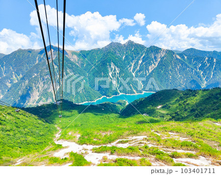 立山黒部アルペンルート：大観峰から黒部平へ 103401711